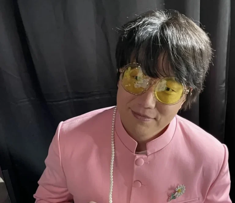 SukaKpop.com - Kpop and Korean Drama Top News|Sung Si Kyung Thanks G-Dragon With Matching MAMA Suit Amid Personal Hardship