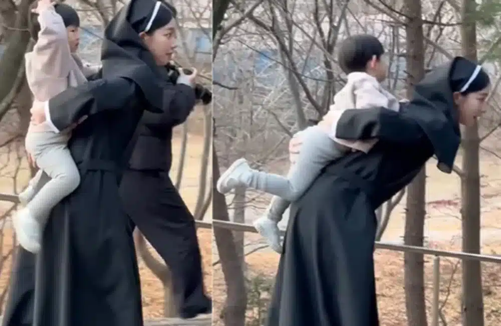 aespa’s Karina Caught Adorably Flustered While Carrying a Baby - SukaKpop.com - Kpop and Korean Drama Top News aespa’s Karina Caught Adorably Flustered While Carrying a Baby - SukaKpop.com - Kpop and Korean Drama Top News