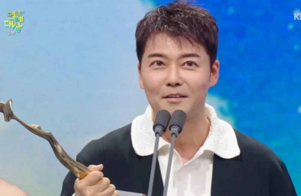Jun Hyun Moo Wins Daesang, Reflects on a Difficult Year - SukaKpop.com - Kpop and Korean Drama Top News