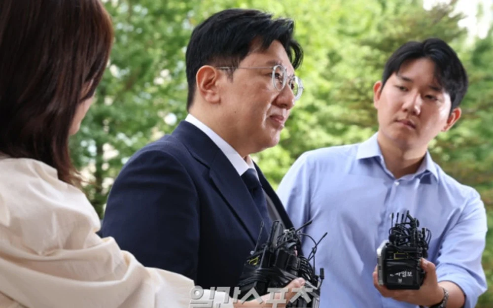 HYBE Chairman Bang Si Hyuk Faces Final Stages of Investigation Over Alleged Stock Fraud - SukaKpop.com - Kpop and Korean Drama Top News